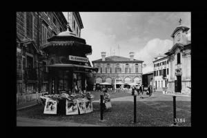 Piazza Canossa con l'edicola liberty