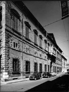 La facciata dell'Albergo Reale