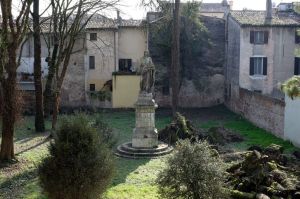 Statua di Virgilio nel Giardino Cavriani