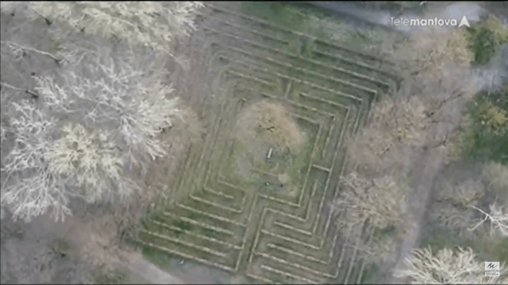 Una vista dall'alto del labirinto di Bosco Virgiliano