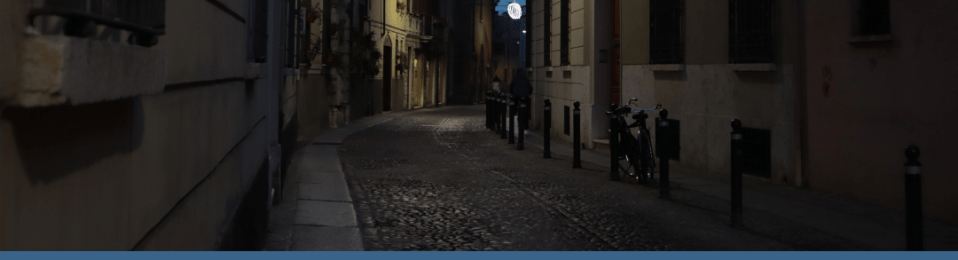 Via Corridoni a Mantova illuminata dalle luci di Natale