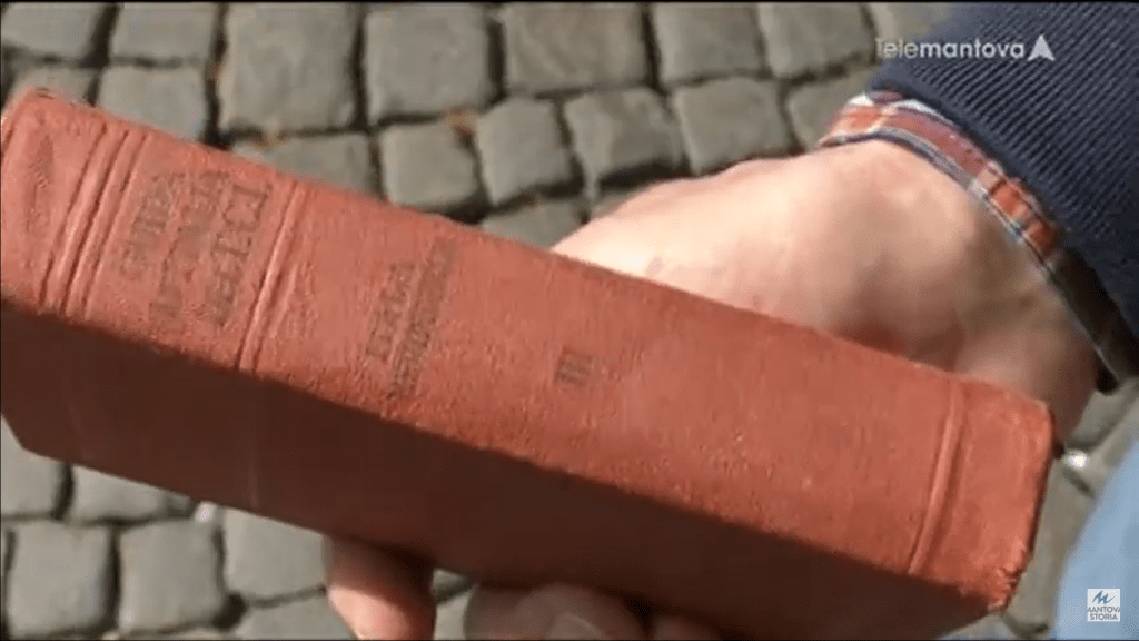 La Guida Rossa del TCI in mano al console Toni Lodigiani